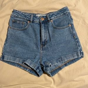 Bullhead denim high waisted mom short. Size 5